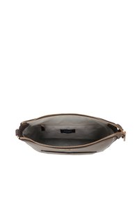 Borsa grigia con finitura liscia, dotata di una cerniera dorata, un interno semplice e un'etichetta con logo sul lato. Design sottile e piatto.