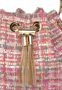 Bolso de mano tejido de varios colores en tonos rosa, plata y naranja. Cuenta con herrajes dorados, un cierre y un borlón hecho de eslabones de cadena y tela.