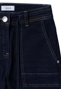 Jeans in denim blu scuro con cuciture gialle a contrasto, una tasca anteriore con pattina e una chiusura a bottone argentato in vita.