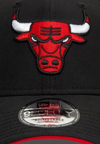 Μαύρο καπέλο με κεντημένο κόκκινο και λευκό λογότυπο Chicago Bulls στο μπροστινό μέρος. Περιλαμβάνει στρογγυλή ετικέτα με δυνατότητα ρύθμισης, επισημασμένη με "9FORTY".