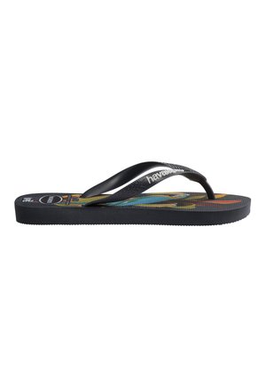 Zwarte slipper met zwarte bandjes, "havaianas" logo en een kleurrijke papegaai-afbeelding op de zool, zijaanzicht.