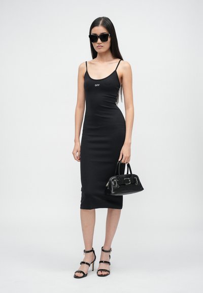 Rochie midi neagră, ajustată, cu bretele subțiri și textul "OFF". Purtați cu sandale negre din patent și o geantă mică neagră. Textură mată.
