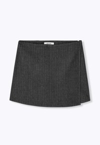 Jupe mini à rayures noires et grises foncées avec un détail de drapé asymétrique et une étiquette de marque "Promod" au niveau de la taille.