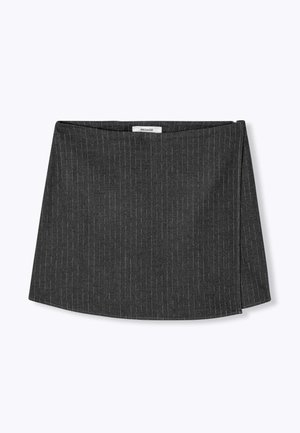 Jupe mini à rayures noires et grises foncées avec un détail de drapé asymétrique et une étiquette de marque "Promod" au niveau de la taille.