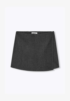 Jupe mini à rayures noires et grises foncées avec un détail de drapé asymétrique et une étiquette de marque "Promod" au niveau de la taille.