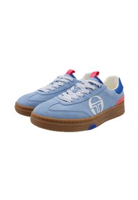 Sneakers in suede azzurro chiaro con lacci bianchi, una suola in gomma spessa color marrone e dettagli blu e rosa sul tallone e sulla linguetta. Presenta un dettaglio del logo.