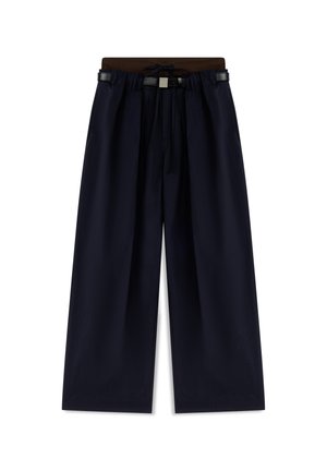 Navyblauwe wijde broek met een bruine elastische tailleband en een zwarte riem, voorplooien en een koorddetail.