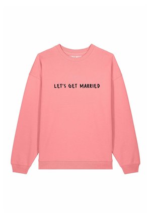 Felpa rosa con maniche lunghe e girocollo, con la scritta "LET'S GET MARRIED" in caratteri neri in grassetto sul davanti.