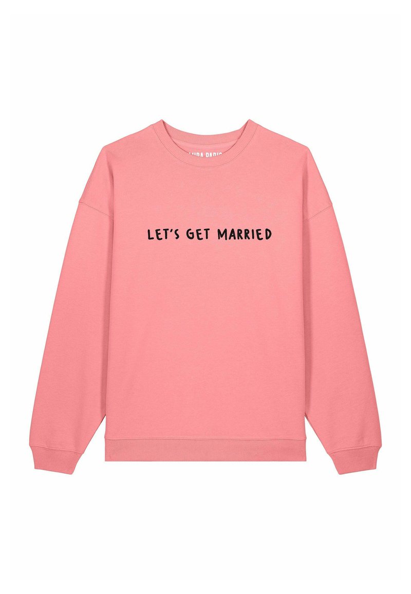 Felpa rosa con maniche lunghe e girocollo, con la scritta "LET'S GET MARRIED" in caratteri neri in grassetto sul davanti.