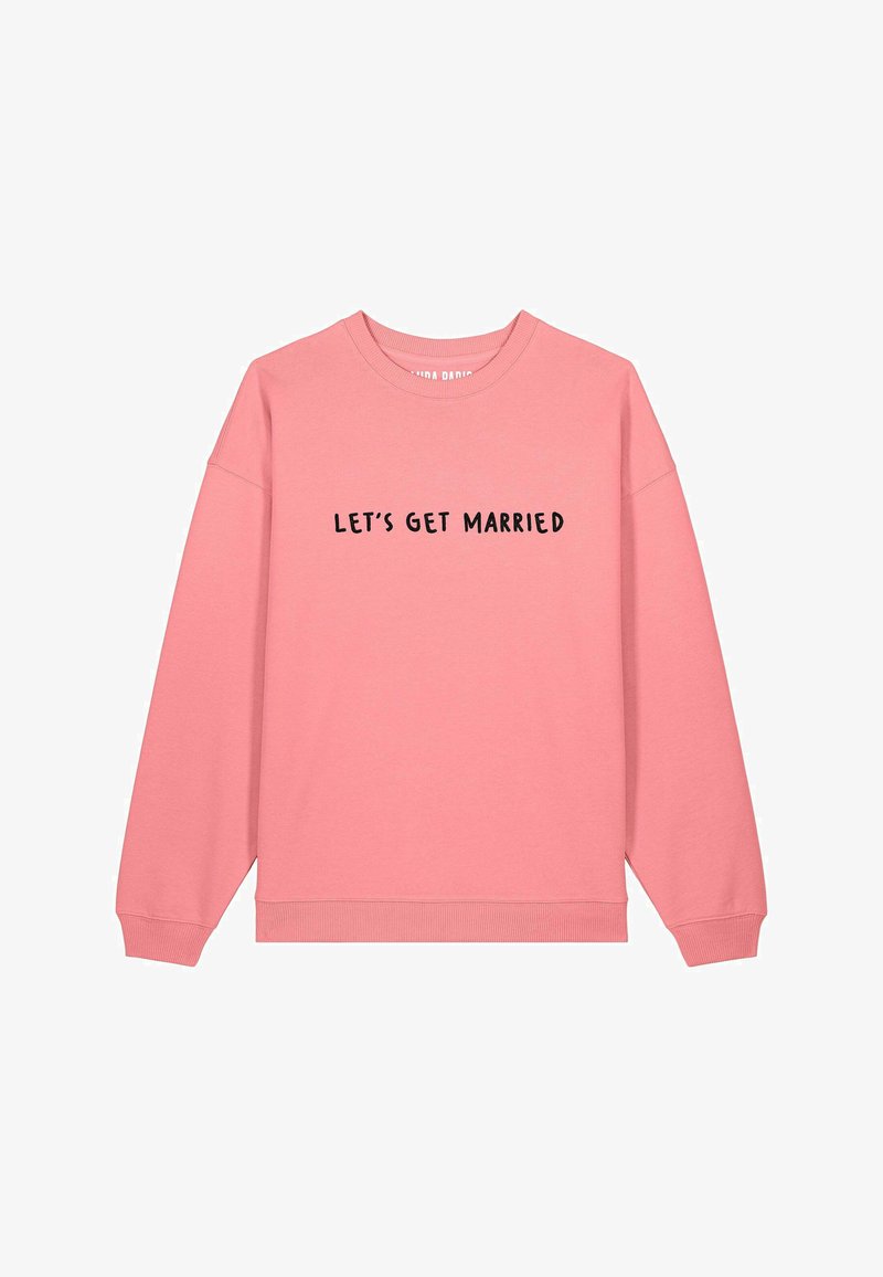 Felpa rosa con maniche lunghe e girocollo, con la scritta "LET'S GET MARRIED" in caratteri neri in grassetto sul davanti.