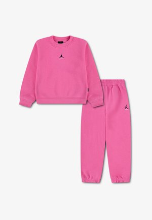 Jaskrawo różowy dziecięcy komplet dresowy z bluzą z długim rękawem i spodniami z elastycznym pasem, oba z małym czarnym logo Jumpman.