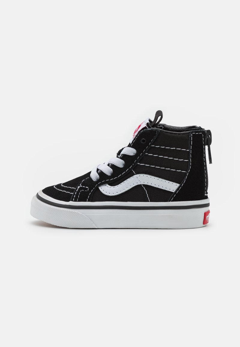 Schwarz-weiße High-Top-Sneaker aus strukturiertem Canvas, mit weißen Nähten, einer Gummisohle und einem roten Logotag an der Ferse.