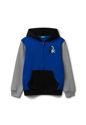 Blaue und graue zip-up Kapuzenjacke mit schwarzen Akzenten, mit einer Fronttasche und einem gestickten Design auf der Brust. Weicher Stoff, lässiger Stil.