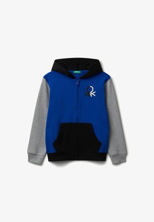 Blaue und graue zip-up Kapuzenjacke mit schwarzen Akzenten, mit einer Fronttasche und einem gestickten Design auf der Brust. Weicher Stoff, lässiger Stil.