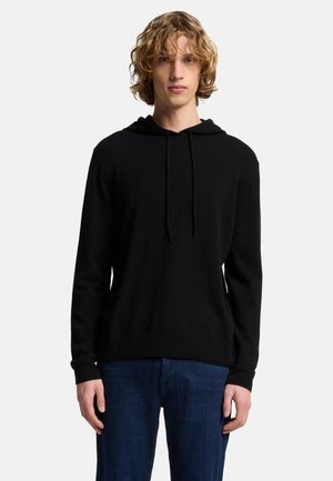 Sweatshirt noir à capuche avec des manches longues, des poignets et un ourlet côtelés, et une poche kangourou. Texture douce, coupe décontractée, design minimaliste.