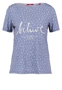 Camiseta de manga corta azul con un patrón floral y el texto "creer" en blanco. Presenta un cuello redondo y un corte relajado. Textura de tela suave.