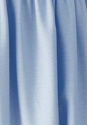 Hellblauer Stoffvorhang mit senkrechten Falten und weicher Textur, der glatt mit dezenten Schatten hängt.