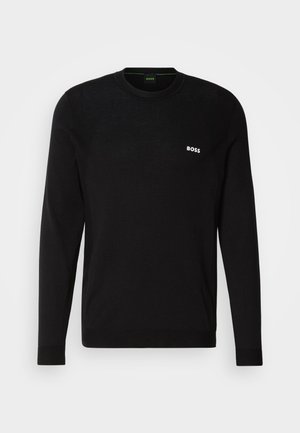 Suéter preto de manga longa feito de tecido de malha, com um decote redondo, punhos canelados e um pequeno logotipo branco "BOSS" no peito.