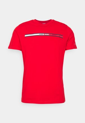 Rotes Tommy Jeans T-Shirt mit kurzen Ärmeln, Rundhalsausschnitt und horizontalem weißen und schwarzen Streifen über der Brust, auf dem der Markenname zu sehen ist.