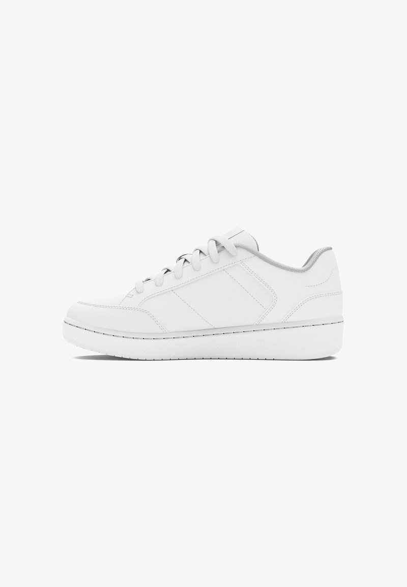 Scarpa sportiva bianca con tomaia in pelle liscia, punta rotonda, chiusura con lacci e suola in gomma testurizzata che mostra dettagli di cucitura minimi.