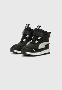 Scarpe da trekking nere con colletto imbottito, cinturino in Velcro e accenti bianchi. Materiali testurizzati e suola robusta per una buona aderenza.