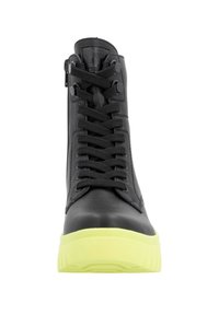 Schwarzer High-Top-Sneaker mit glatter Lederoberfläche, ausgestattet mit schwarzen Schnürsenkeln, Reißverschluss und einer kontrastierenden neon-gelben Gummisohle.