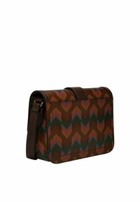 Sac à épaule à motifs chevrons multicolores avec des accents en cuir marron foncé et une bandoulière. Forme rectangulaire avec une texture lisse.