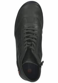 Zapatilla de cuero verde oscuro con puntera redondeada, cordones planos y cremalleras laterales. Parte superior texturizada con costuras en contraste y detalle del logo en el interior.