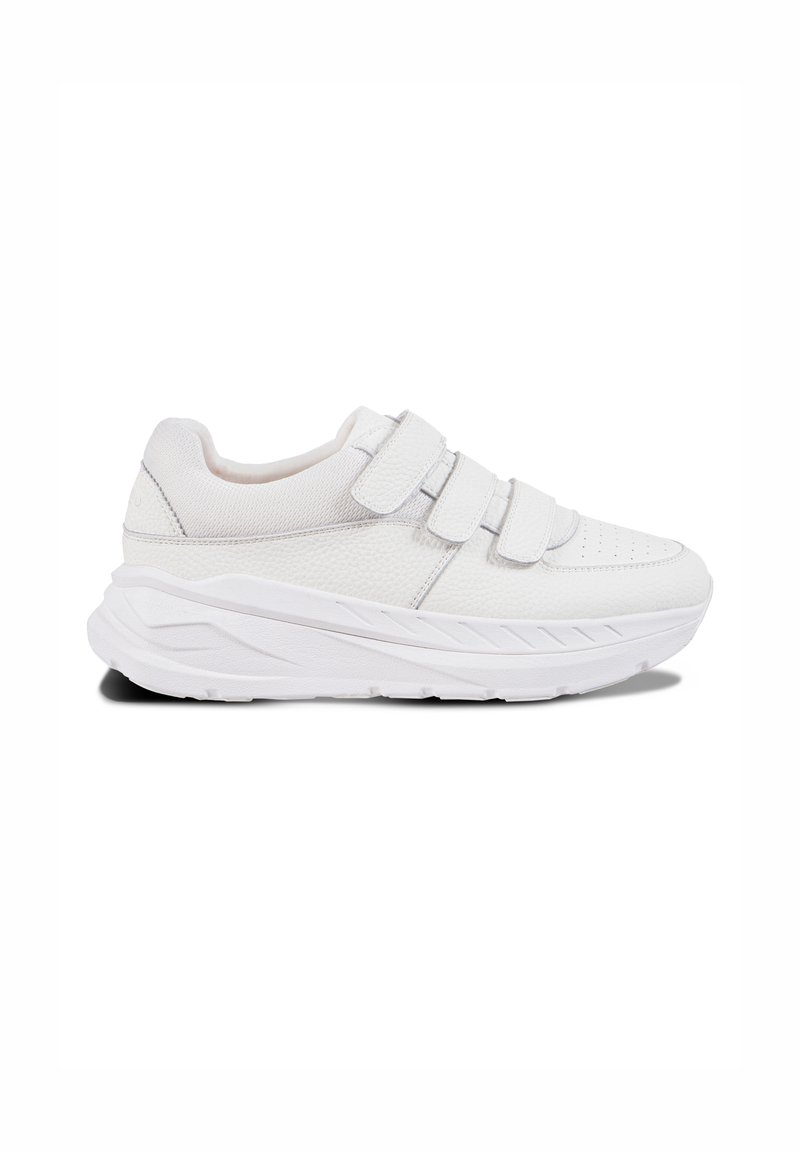 Sneaker bianche con una tomaia in tessuto testurizzato, tre cinturini in Velcro, suola spessa e imbottita, e una forma arrotondata e aerodinamica.