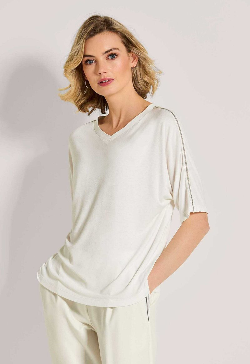 Witte v-hals t-shirt met korte mouwen, zachte textuur, relaxte pasvorm en een decoratieve accent langs de schoudernaden.