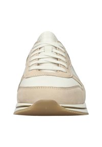 Hellbeige Wildleder- und weiße, strukturierte Leder-Sneaker mit Stoffsenkeln, glatter Zehenkappe, gebogener Sohle und kontrastierenden Mittelsohlenstreifen.