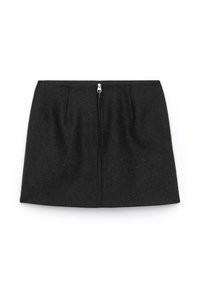 Schwarzer Wollrock mit glatter Textur, A-Linien-Form, vorderem Reißverschluss und zwei Falten an der Taille für zusätzlichen gestalterischen Akzent.