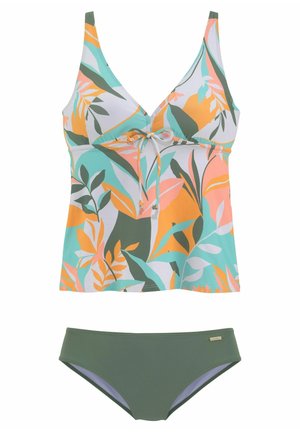 Set tankini z cvetnim potiskom, ki vključuje večbarvni zgornji del s trakovi in zeleno bikinki spodnji del. Gladek material, obleka z V-izrezom in nastavljive naramnice.