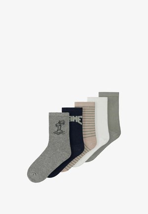 Vijf paar sokken: grijs met palmontwerp, marineblauw met tekst, geribd lichtroze, wit en grijs. Diverse texturen en kleurenshades.