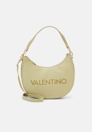Borsa a tracolla verde in pelle con forma curva, caratterizzata dalla parola "VALENTINO" in lettere dorate in grassetto e una tracolla staccabile.