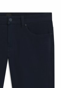 Marineblauwe jeans van zachte denim, met een rechte tailleband, vijf zakken en knoopsluiting met subtiele stikdetails.