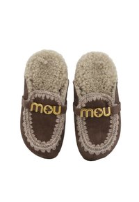 Pantofole in suede marrone con foderatura in shearling tan morbido, cuciture decorative e marchio "mou" dorato su una cinghia.