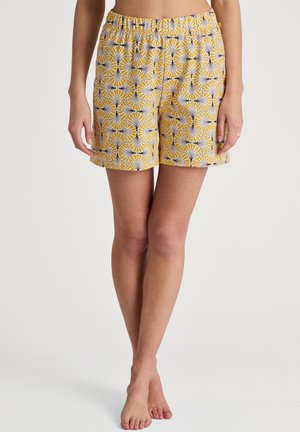 Shorts jaunes à motif floral avec un tissu léger et confortable, une taille élastique et une coupe ample.