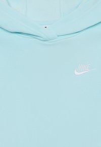 Hanorac Nike de culoare albastru deschis, cu o textură moale, glugă cu șnur și un logo brodat alb pe piept. Design simplu și casual.