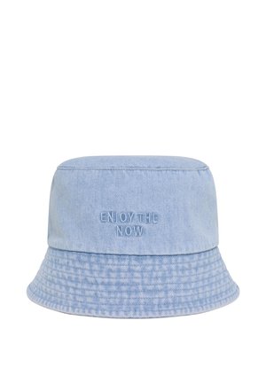 Hellblauer Jeans-Bucket-Hut mit besticktem Schriftzug "ENJOY THE NOW" mittig auf der Vorderseite.