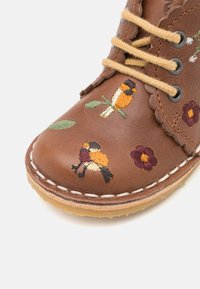 Petit Nord Copenhagen SCALLOP BOOT BIRDS UNISEX - Šņorējami puszābaki - hazelnut