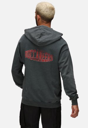 Kolkepullover i kolgrått med en stor, urblekning röd "BUCCANEERS" grafik på baksidan; har en framficka i känguru-stil och justerbar huva.
