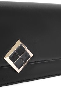 Clutch in pelle nera con una texture liscia, dotata di un accento metallico a forma di diamante con un motivo quadrato lucido nero.