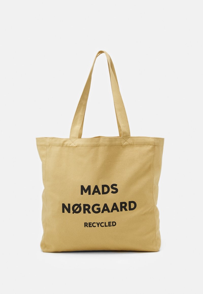 Sac cabas en toile beige avec deux anses, avec le texte noir « MADS NØRGAARD RECYCLED » centré sur le devant.