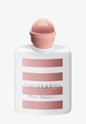 Flacon de parfum blanc avec quatre bandes horizontales roses, bouchon rose arrondi, étiqueté « Trussardi Donna Pink Marina ».