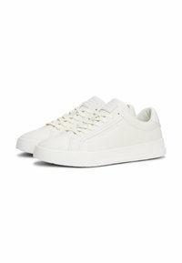 Zapatillas de cuero blanco con perfil bajo, punta redondeada, paneles laterales texturizados y cordones planos. Presentan un diseño suave y minimalista.