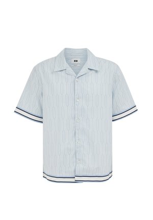 Világoskék rövid ujjú ing gombos elől, geometriai mintával, tengerészkék és fehér csíkozott szegéllyel az ujjakon és az alján.