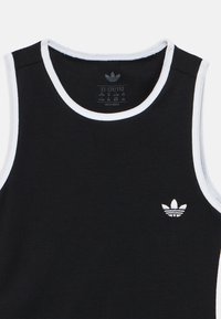 Μαύρο αμάνικο τοπ Adidas με λευκή διακόσμηση και μικρό κεντημένο λογότυπο στο αριστερό στήθος, σε μέγεθος για παιδιά 11-12 ετών.