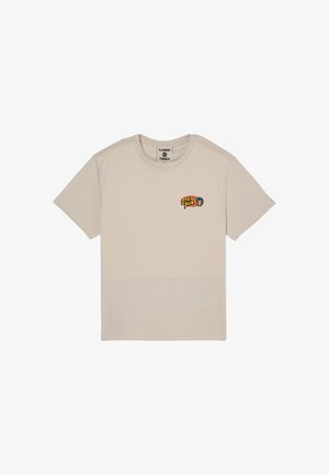 T-shirt beige clair à manches courtes avec un petit logo coloré "Split Paint" sur la poitrine gauche et un col rond.