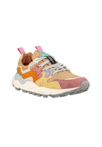 Sneaker multicolore realizzata in materiali scamosciati e rete, con accenti rosa, arancione, blu e beige, superficie testurizzata e suola robusta.